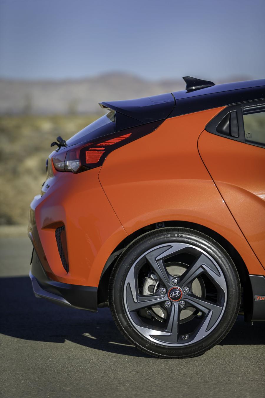 Детали экстерьера Hyundai Veloster Turbo 2018 года  (NA) (фото 38 из 61)